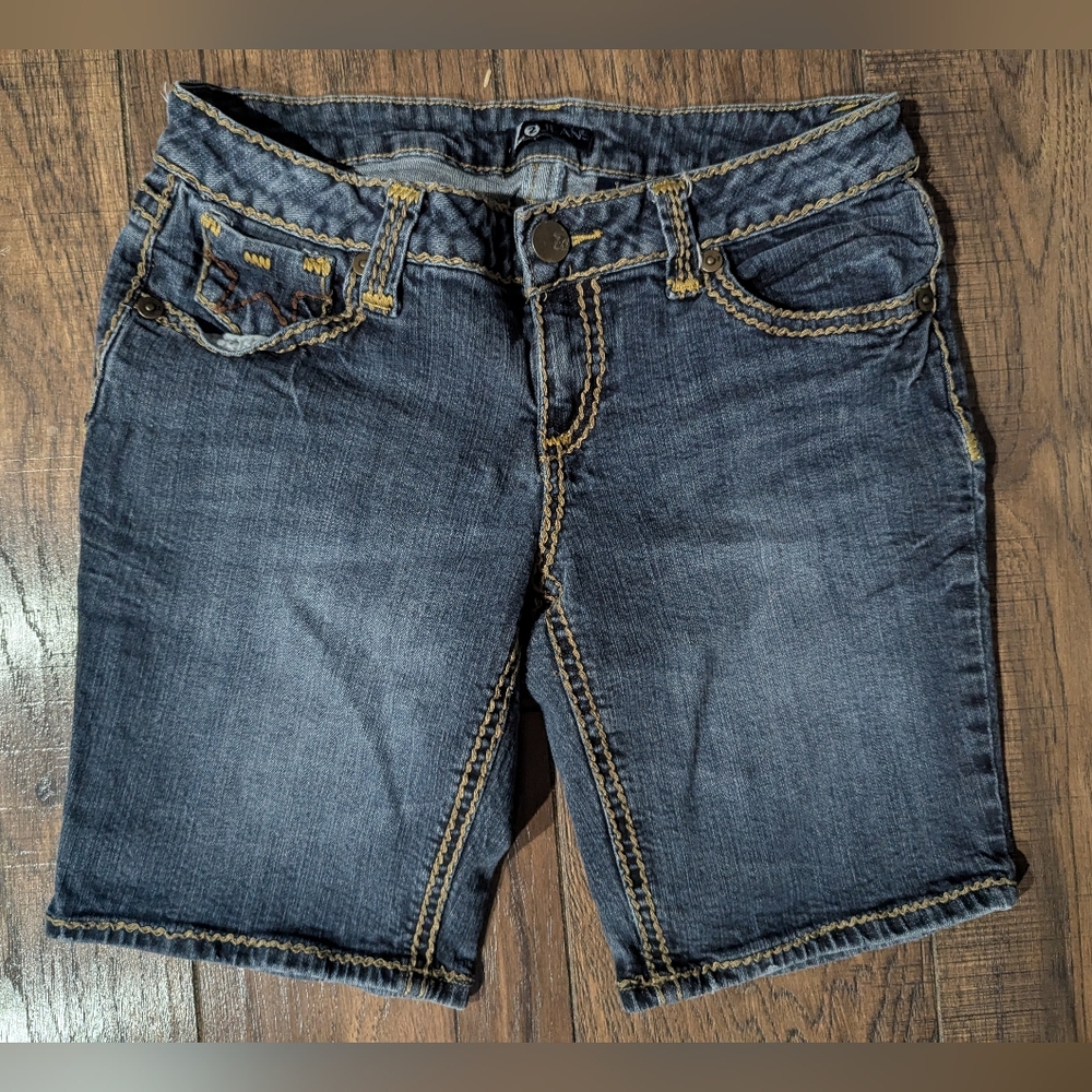 Z2 Jeans Denim Shorts Flap Pockets Distressed Blue Light Wash Stretch Size 11.